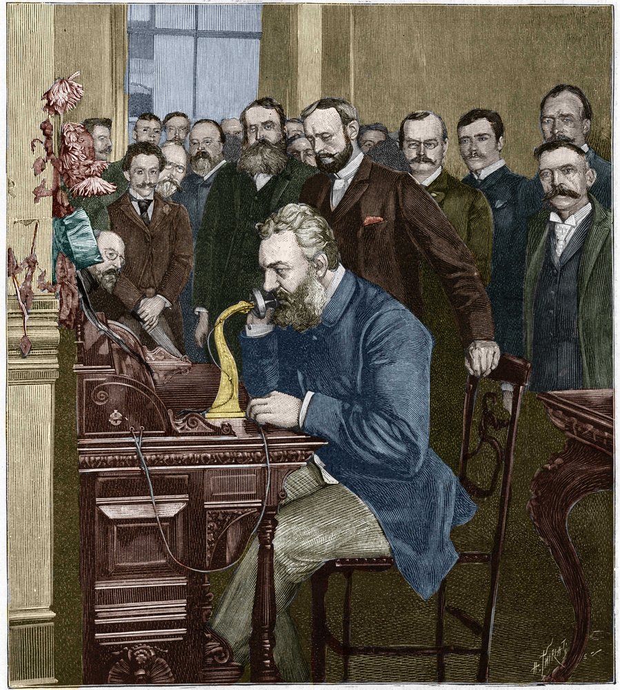 Alexander Graham Bell inaugurated the New York-Chicago long-haul line, October 18, disponpivel em https://www.meisterdrucke.ie/fine-art-prints/French-School/927113/Alexander-Graham-Bell-inaugurated-the-New-York-Chicago-long-haul-line,-October-18.html